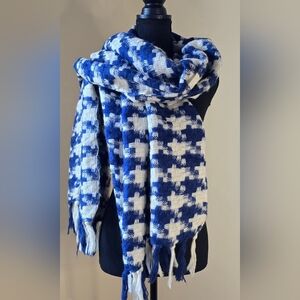 Pretty Persuasions large scarf / wrap / shawl in blue NWT